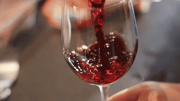 Jauhi minuman beralkohol seperti wain untuk mengurangkan gejala sakit kepala.