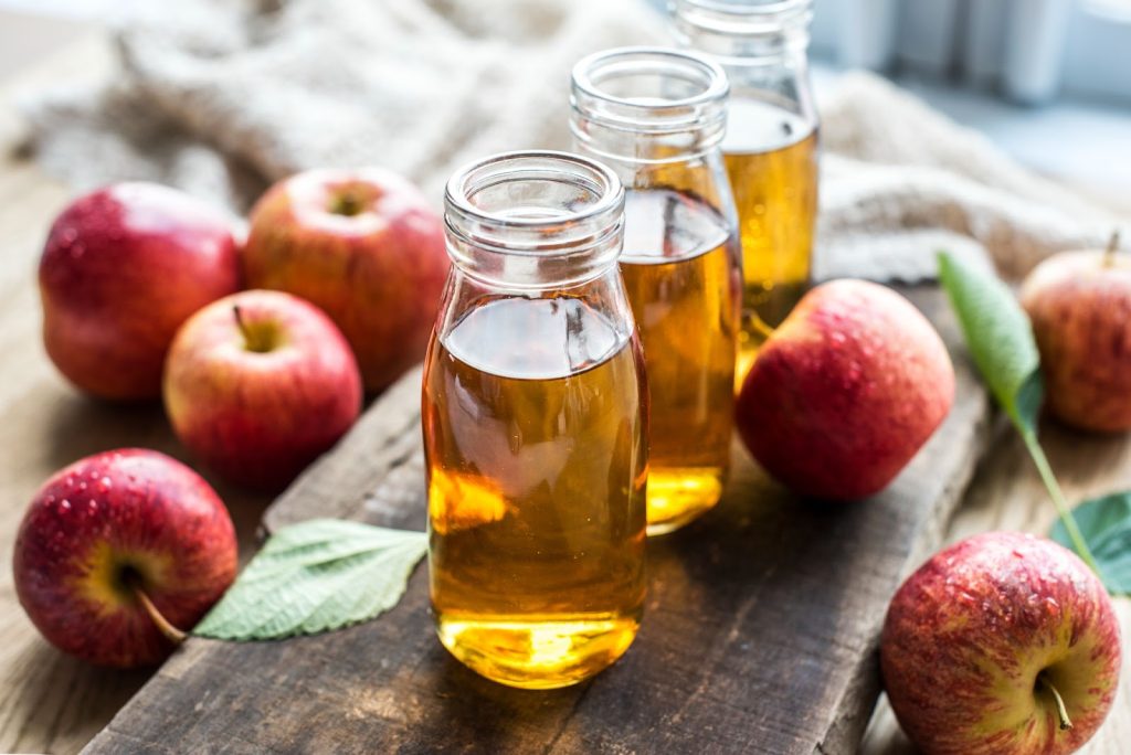 Cuka cider epal mempunyai sifat antimikrob yang boleh merawat sakit tekak.