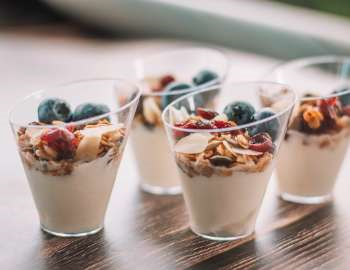 Meskipun yogurt baik untuk kesehatan pencernaan karena probiotiknya, mengonsumsi terlalu banyak dapat menyebabkan masalah.
