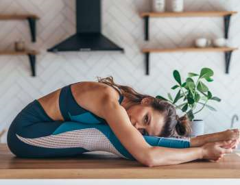Salah satu cara untuk mengatasi masalah perut berbunyi adalah dengan melakukan senaman yoga.
