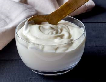 Yogurt adalah sumber yang kaya dengan probiotik, yang amat bermanfaat untuk sistem pencernaan. 