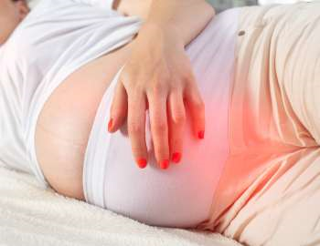 Salah satu tanda awal kehamilan ektopik adalah sakit perut berpanjangan