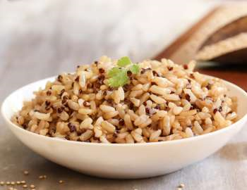 Berbanding dengan beras putih, beras perang mengandung lebih banyak serat dan nutrien. 