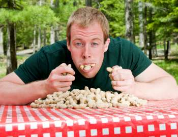 kacang-kacangan juga mengandungi sejenis karbohidrat susah nak hadam, sebab tu namanya makanan berangin.